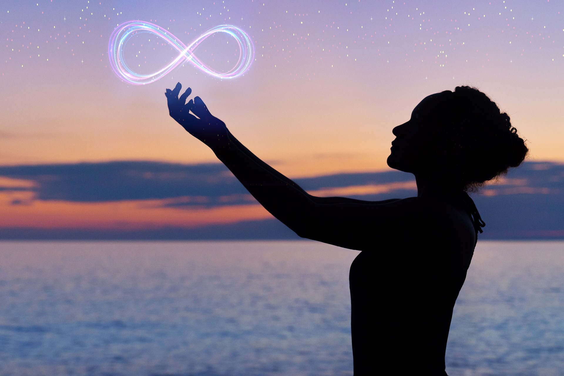Frau mit Infinity Zeichen